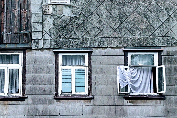 Fenster eines maroden Hauses